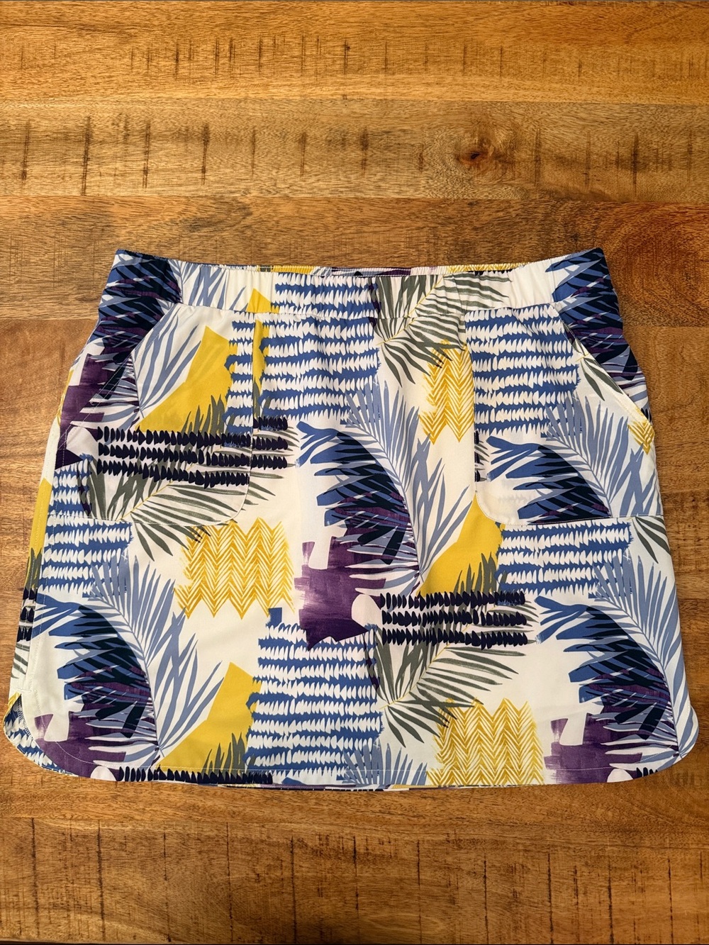 Chico's White Mini Skirt with Blue, Yellow and Purple Palm Print, size 2.5 (14)